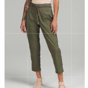 🍋Lululemon dance studio mid rise crop pant. Featherweight. Barely worn🍋